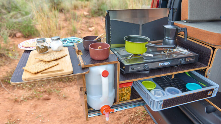 Módulo Cocina con cocina de camping, botella de agua y comida puesta